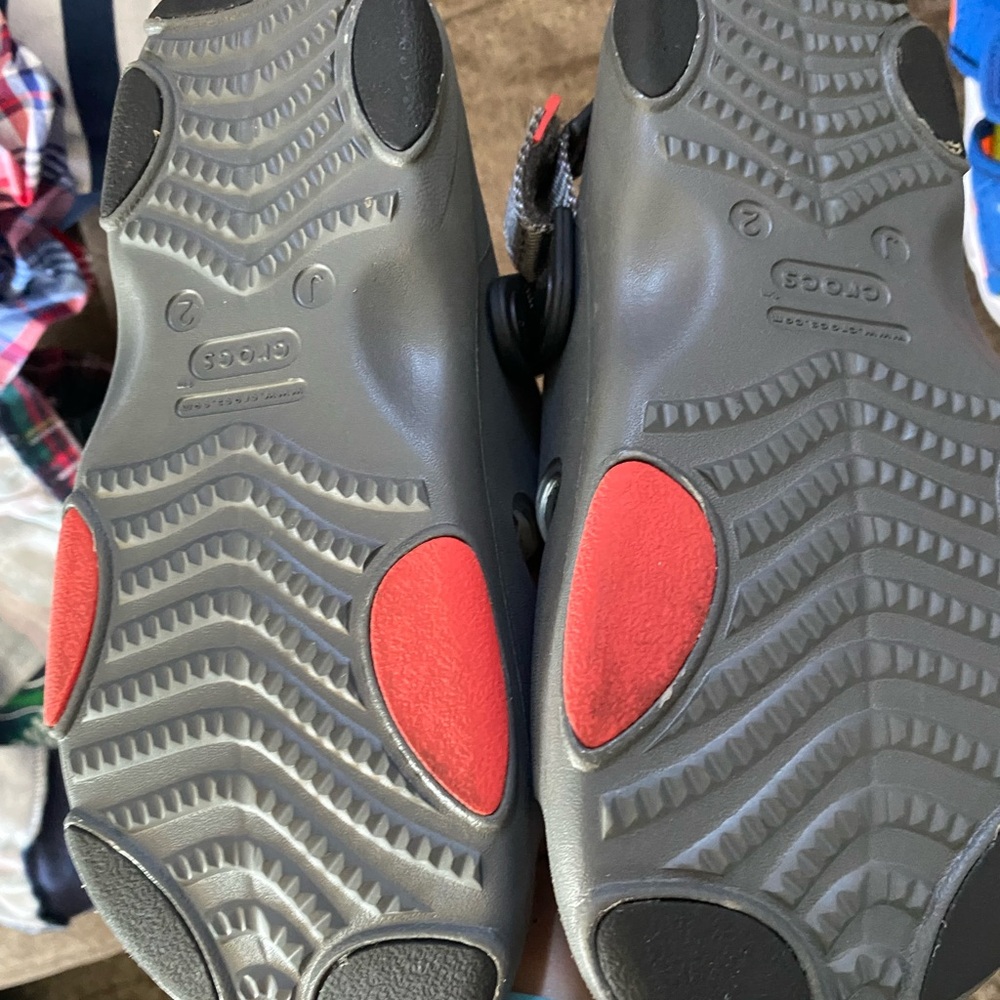 CROCS Kids Silver Sandals J2 like new - Picture 2 of 3